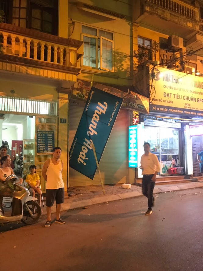 Thanh sắt dài 4m rơi từ công trình xây dựng xuống khiến nhiều người hoảng sợ - ảnh 1