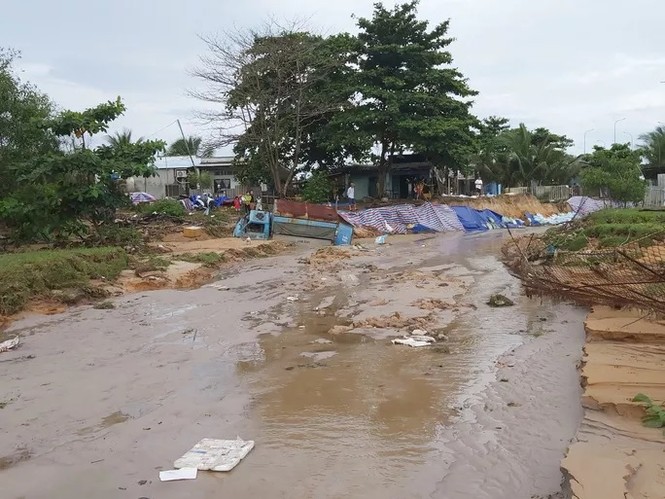 Nước 'lũ' rút, ô tô bị cuốn trôi, nhiều nhà dân ở Phú Quốc tan hoang - ảnh 8