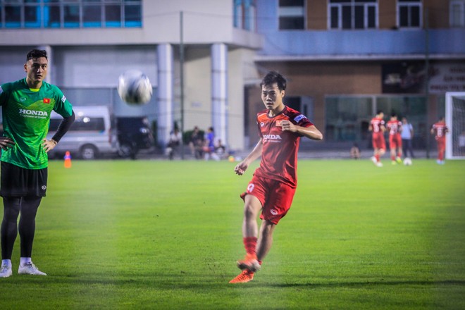 Tuyển Việt Nam tập buổi đầu tiên, Anh Đức và Đức Huy chỉ... đi dạo - ảnh 10