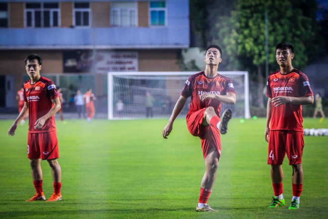Tuyển Việt Nam tập buổi đầu tiên, Anh Đức và Đức Huy chỉ... đi dạo - ảnh 11