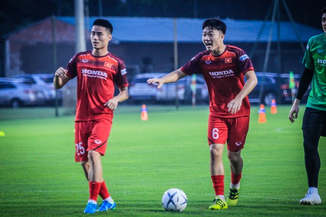 Tuyển Việt Nam tập buổi đầu tiên, Anh Đức và Đức Huy chỉ... đi dạo - ảnh 9