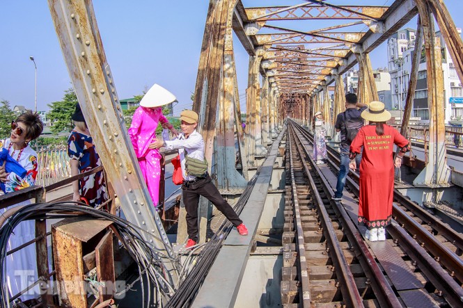 Ngăn khách chui vào đường ray chụp ảnh, Hà Nội rào lại cầu Long Biên - ảnh 1