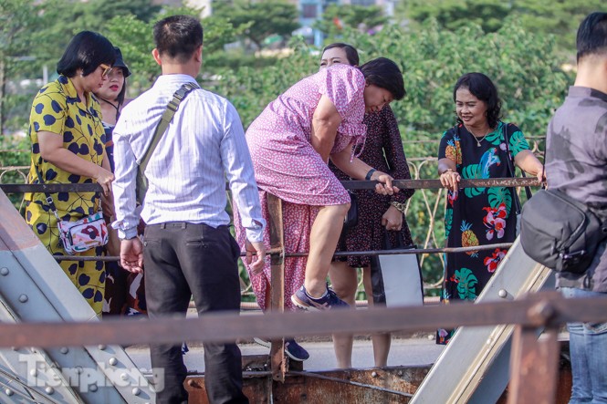 Ngăn khách chui vào đường ray chụp ảnh, Hà Nội rào lại cầu Long Biên - ảnh 3
