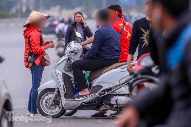 Mưa lạnh bất ngờ, 'phe vé' trận Việt Nam - UAE lo sốt vó - ảnh 9