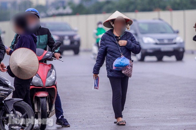 Mưa lạnh bất ngờ, 'phe vé' trận Việt Nam - UAE lo sốt vó - ảnh 10