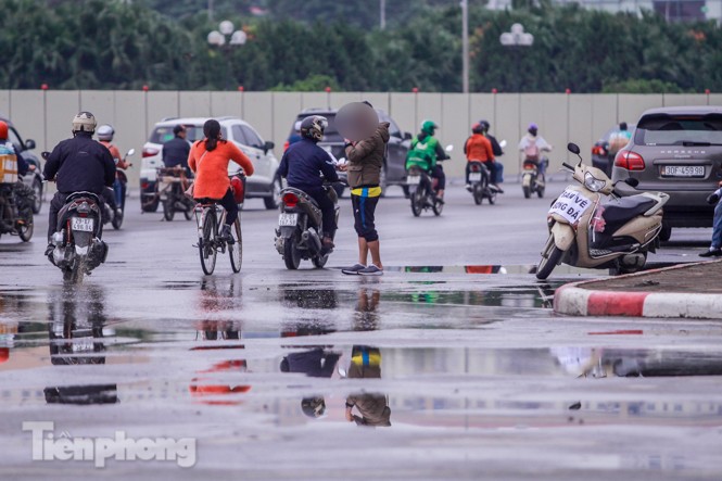 Mưa lạnh bất ngờ, 'phe vé' trận Việt Nam - UAE lo sốt vó - ảnh 1