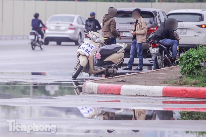 Mưa lạnh bất ngờ, 'phe vé' trận Việt Nam - UAE lo sốt vó - ảnh 6