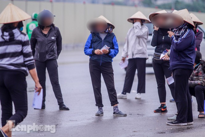Mưa lạnh bất ngờ, 'phe vé' trận Việt Nam - UAE lo sốt vó - ảnh 2