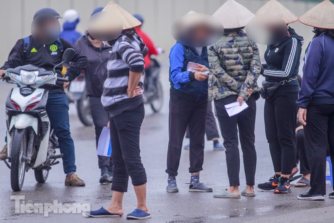 Mưa lạnh bất ngờ, 'phe vé' trận Việt Nam - UAE lo sốt vó - ảnh 5