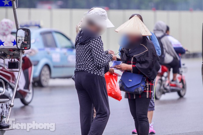Mưa lạnh bất ngờ, 'phe vé' trận Việt Nam - UAE lo sốt vó - ảnh 11