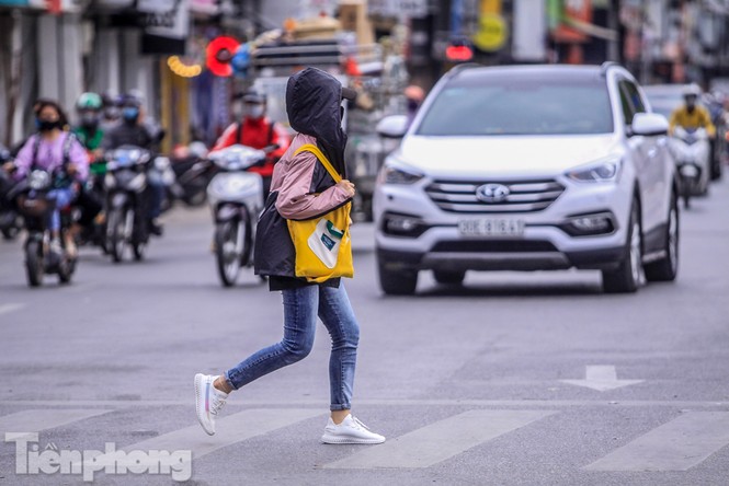 Hà Nội đón không khí lạnh: 'Đã nghe rét mướt luồn trong gió' - ảnh 10