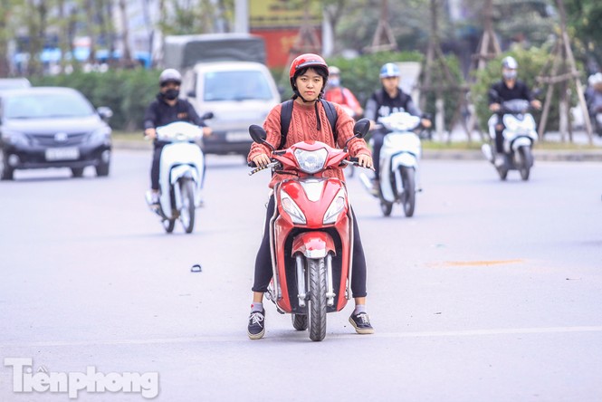 Hà Nội đón không khí lạnh: 'Đã nghe rét mướt luồn trong gió' - ảnh 12