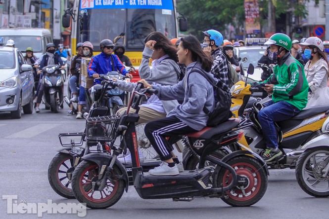 Hà Nội đón không khí lạnh: 'Đã nghe rét mướt luồn trong gió' - ảnh 4
