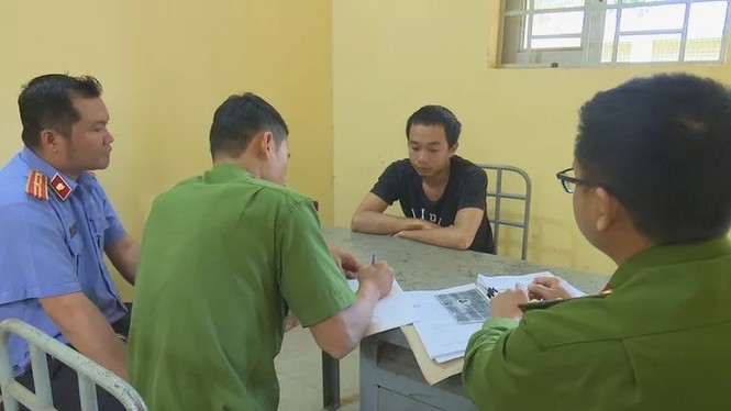 Cha ngủ trong nhà, con gái vẫn bị hiếp dâm - ảnh 1