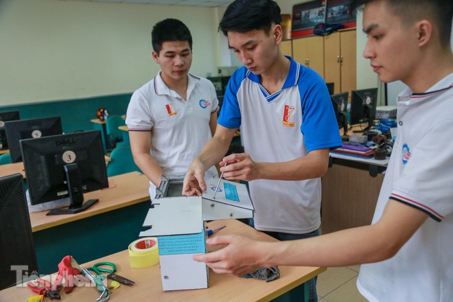 Phòng Covid-19, sinh viên chế tạo thành công máy rửa tay diệt khuẩn tự động - ảnh 2