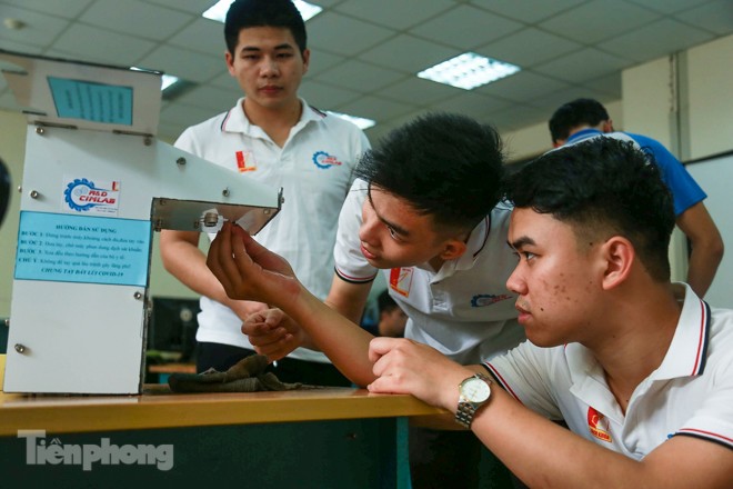 Phòng Covid-19, sinh viên chế tạo thành công máy rửa tay diệt khuẩn tự động - ảnh 4
