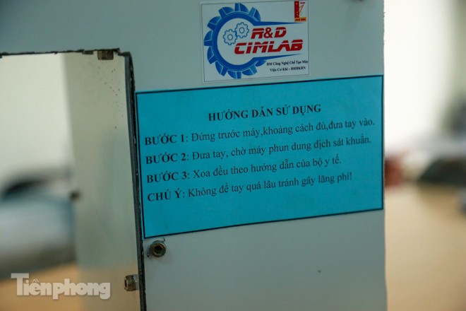 Phòng Covid-19, sinh viên chế tạo thành công máy rửa tay diệt khuẩn tự động - ảnh 8