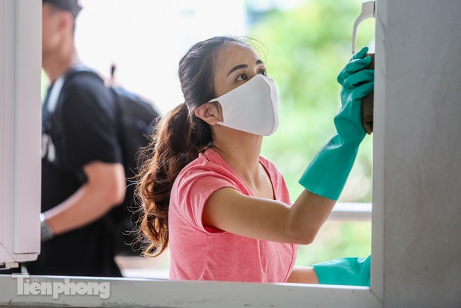 Thầy cô, phụ huynh tận tay tỉ mỉ dọn vệ sinh trường lớp - ảnh 10