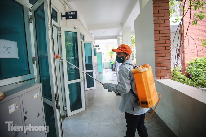 Thầy cô, phụ huynh tận tay tỉ mỉ dọn vệ sinh trường lớp - ảnh 11