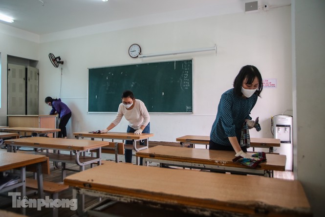 Thầy cô, phụ huynh tận tay tỉ mỉ dọn vệ sinh trường lớp - ảnh 13