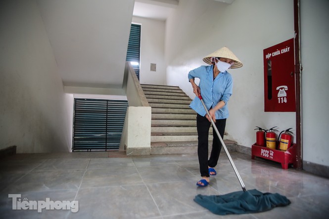 Thầy cô, phụ huynh tận tay tỉ mỉ dọn vệ sinh trường lớp - ảnh 16