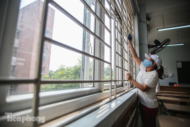 Thầy cô, phụ huynh tận tay tỉ mỉ dọn vệ sinh trường lớp - ảnh 3