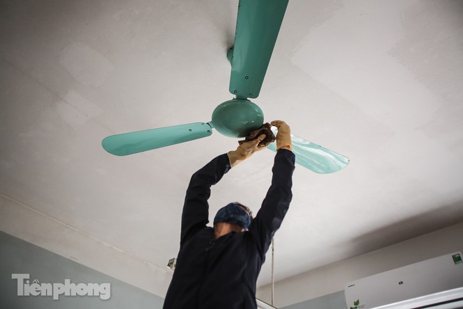 Thầy cô, phụ huynh tận tay tỉ mỉ dọn vệ sinh trường lớp - ảnh 4