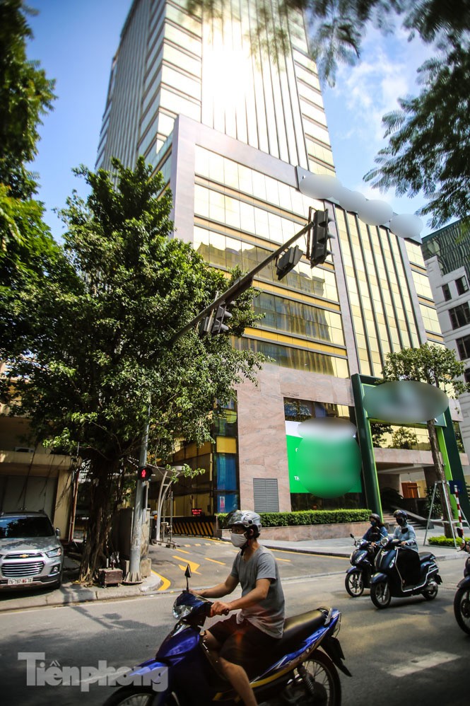 Hà Nội xuất hiện cao ốc 'dát vàng' gây chói lóa trong ngày hè oi bức - ảnh 5