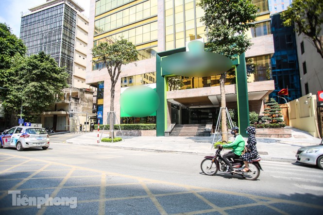 Hà Nội xuất hiện cao ốc 'dát vàng' gây chói lóa trong ngày hè oi bức - ảnh 6