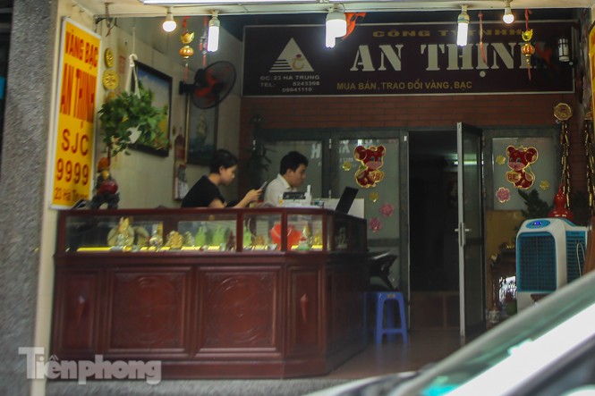 Phố vàng Hà Nội đìu hiu giữa 'cơn bão' giá lịch sử - ảnh 2