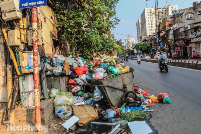 Xe vào bãi rác Nam Sơn bị chặn, phố phường Hà Nội ngập trong 'biển' rác - ảnh 10