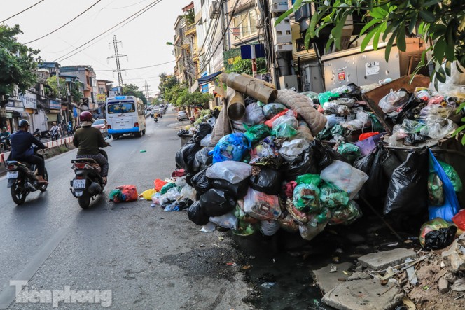 Xe vào bãi rác Nam Sơn bị chặn, phố phường Hà Nội ngập trong 'biển' rác - ảnh 11
