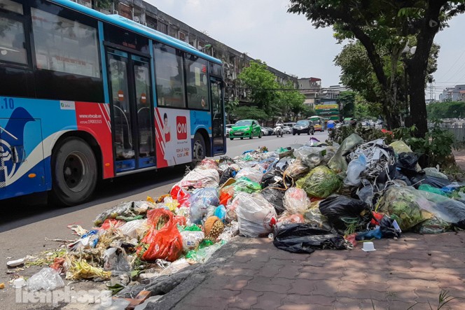 Xe vào bãi rác Nam Sơn bị chặn, phố phường Hà Nội ngập trong 'biển' rác - ảnh 1