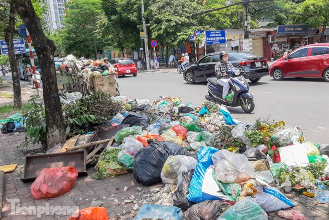 Xe vào bãi rác Nam Sơn bị chặn, phố phường Hà Nội ngập trong 'biển' rác - ảnh 2