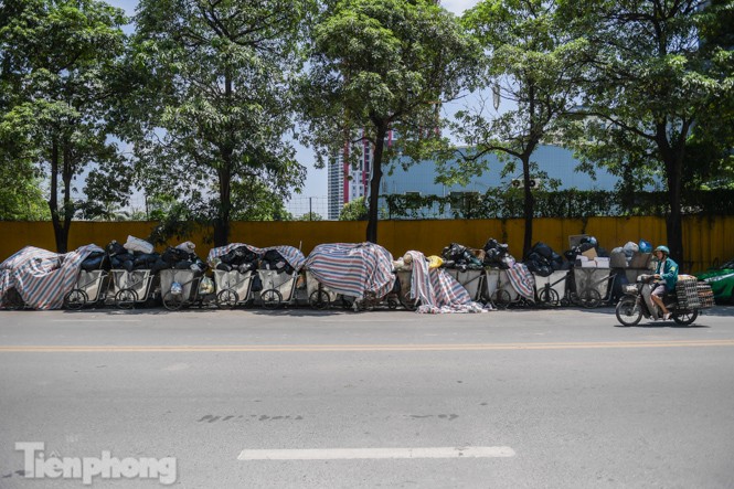 Xe vào bãi rác Nam Sơn bị chặn, phố phường Hà Nội ngập trong 'biển' rác - ảnh 3