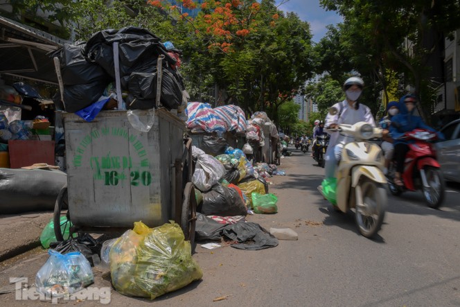 Xe vào bãi rác Nam Sơn bị chặn, phố phường Hà Nội ngập trong 'biển' rác - ảnh 9