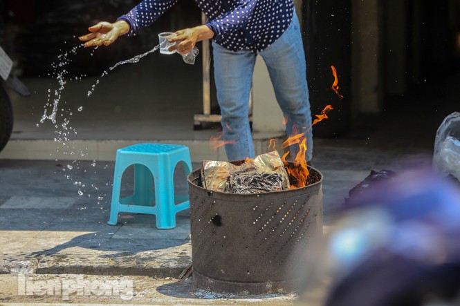Vỉa hè, lòng đường Thủ đô 'đỏ lửa' cúng rằm tháng 7 - ảnh 11