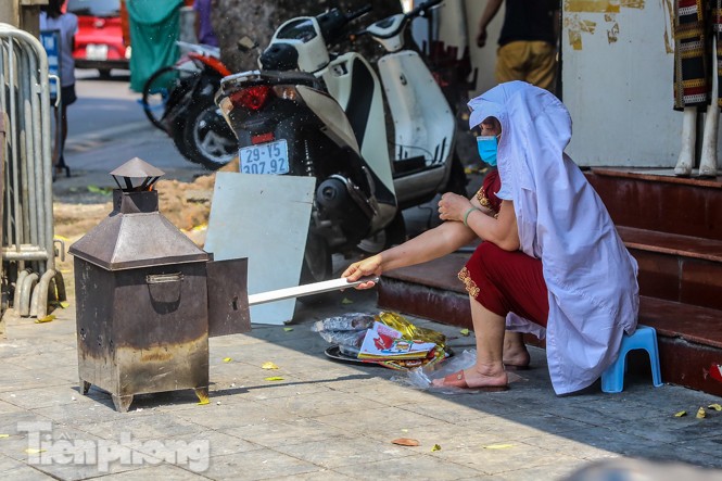 Vỉa hè, lòng đường Thủ đô 'đỏ lửa' cúng rằm tháng 7 - ảnh 1