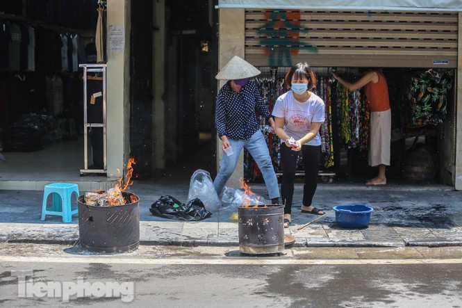 Vỉa hè, lòng đường Thủ đô 'đỏ lửa' cúng rằm tháng 7 - ảnh 3