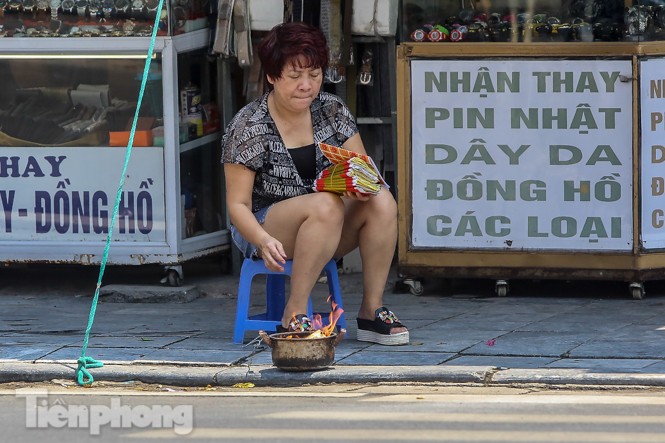 Vỉa hè, lòng đường Thủ đô 'đỏ lửa' cúng rằm tháng 7 - ảnh 6