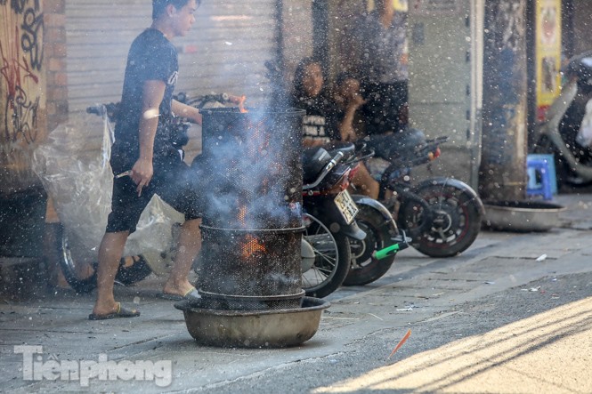 Vỉa hè, lòng đường Thủ đô 'đỏ lửa' cúng rằm tháng 7 - ảnh 8