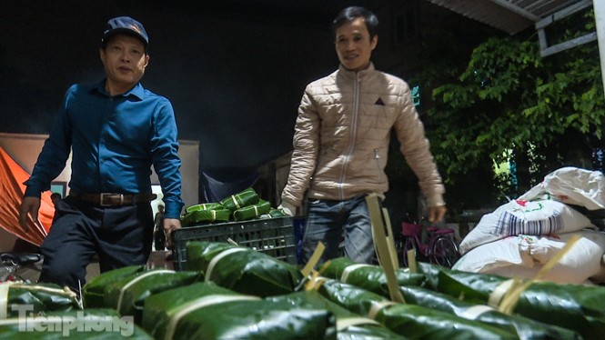 Nhiều nơi ở Hà Nội gửi hàng vạn bánh chưng ủng hộ miền Trung - ảnh 12