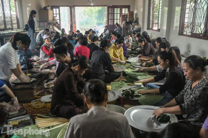 Nhiều nơi ở Hà Nội gửi hàng vạn bánh chưng ủng hộ miền Trung - ảnh 1