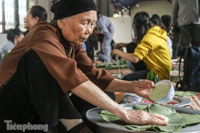 Nhiều nơi ở Hà Nội gửi hàng vạn bánh chưng ủng hộ miền Trung - ảnh 2