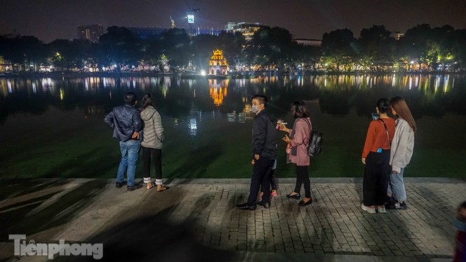 Người dân Hà Nội đổ lên phố đi bộ hưởng se lạnh cuối thu - ảnh 12