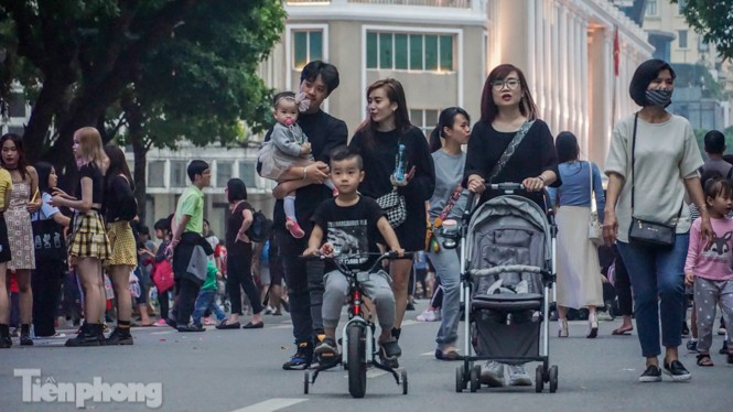 Người dân Hà Nội đổ lên phố đi bộ hưởng se lạnh cuối thu - ảnh 1