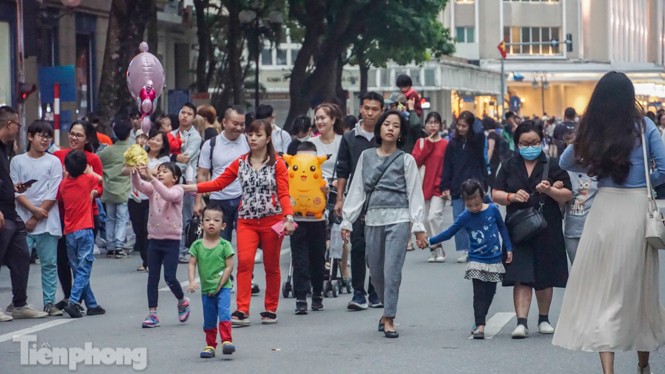 Người dân Hà Nội đổ lên phố đi bộ hưởng se lạnh cuối thu - ảnh 2