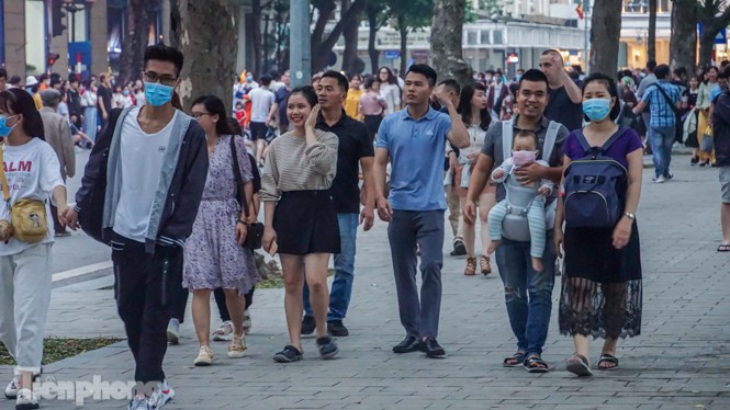 Người dân Hà Nội đổ lên phố đi bộ hưởng se lạnh cuối thu - ảnh 3