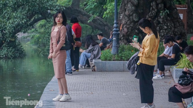 Người dân Hà Nội đổ lên phố đi bộ hưởng se lạnh cuối thu - ảnh 4