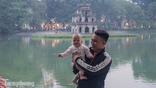 Người dân Hà Nội đổ lên phố đi bộ hưởng se lạnh cuối thu - ảnh 6